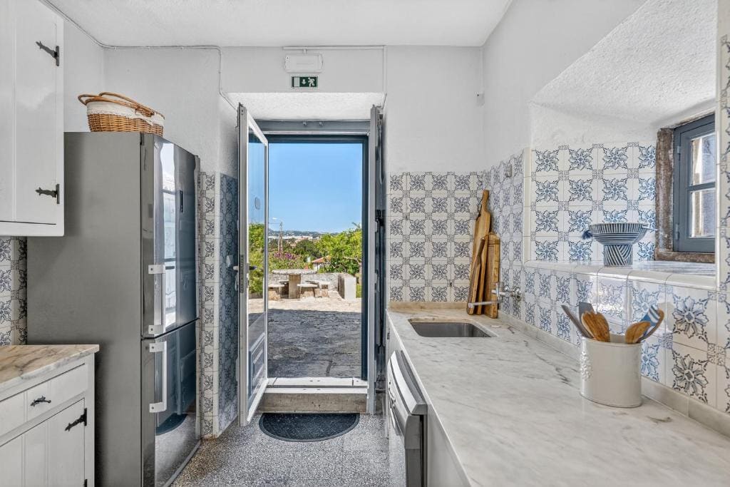 Apartment with Mountain View room - Image 1
