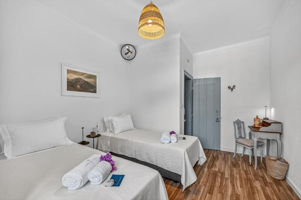 Apartment with Mountain View room - Image 3