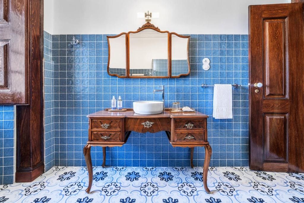 Superior Family Room room - Image 3