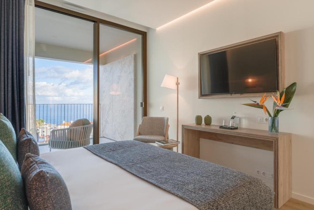 Double Room with Sea View room - Image 2