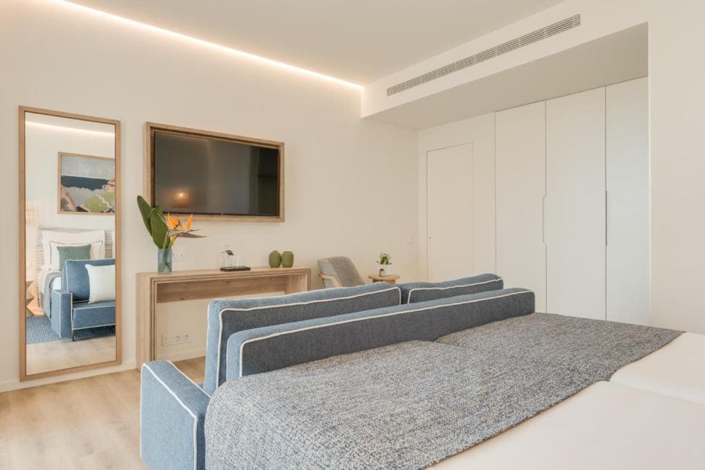 Superior Twin Room room - Image 2