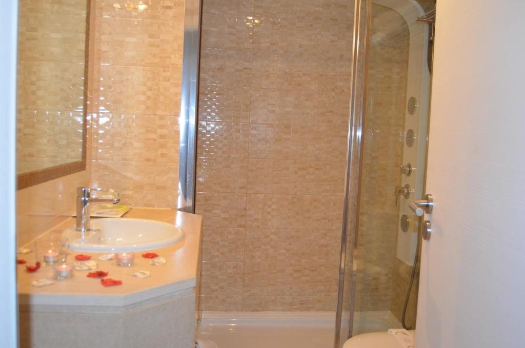 Double Room with Romantic Package room - Image 3