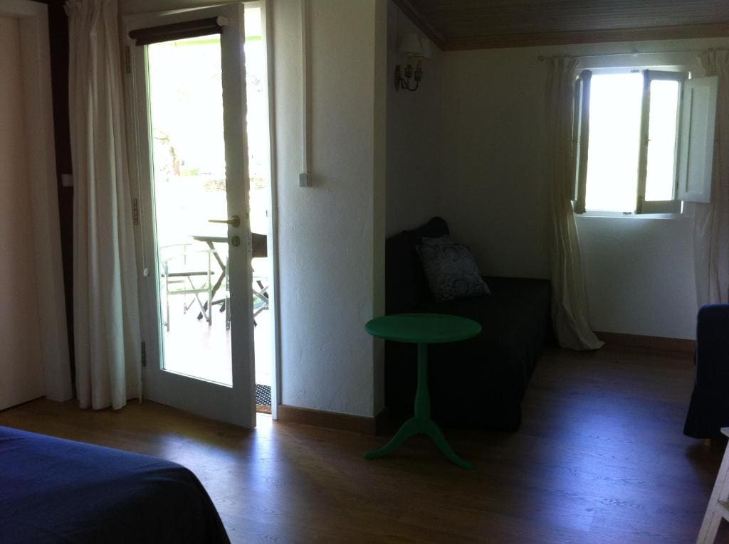 Family Room with Garden View room - Image 3