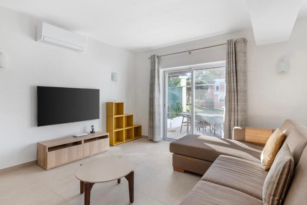 Standard Three-Bedroom Apartment room - Image 2