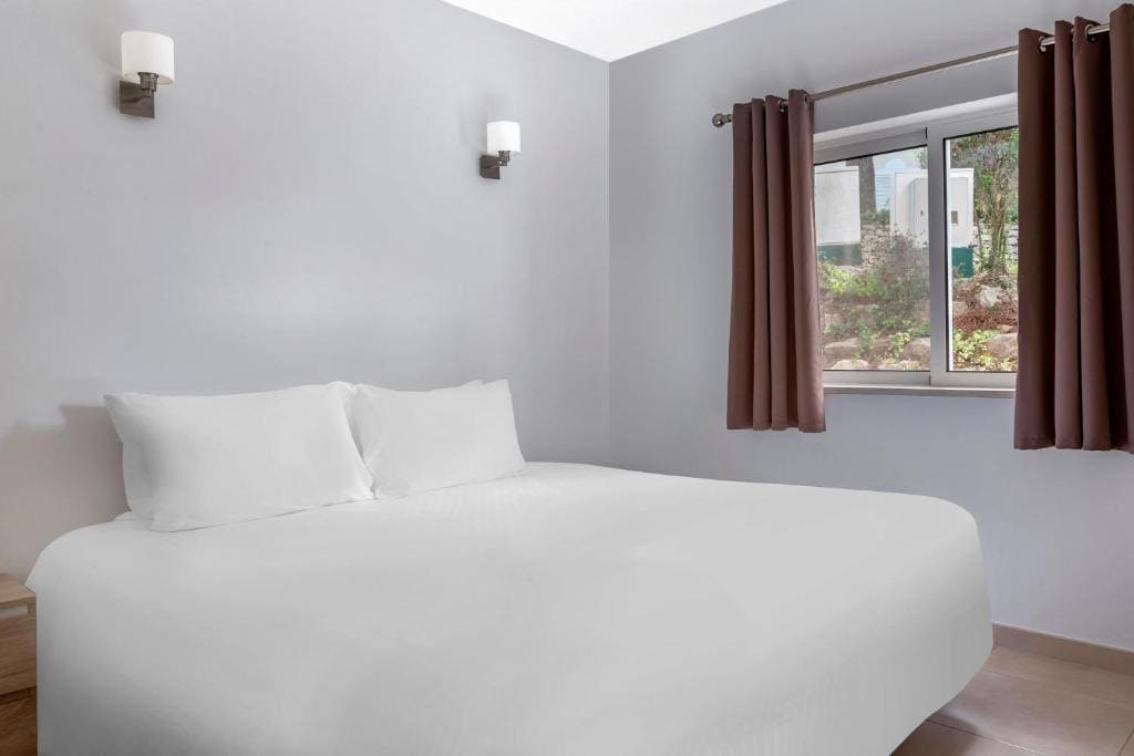Standard Three-Bedroom Apartment room - Image 1