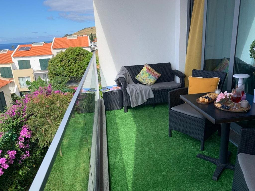 One-Bedroom Apartment with Ocean View room - Image 2