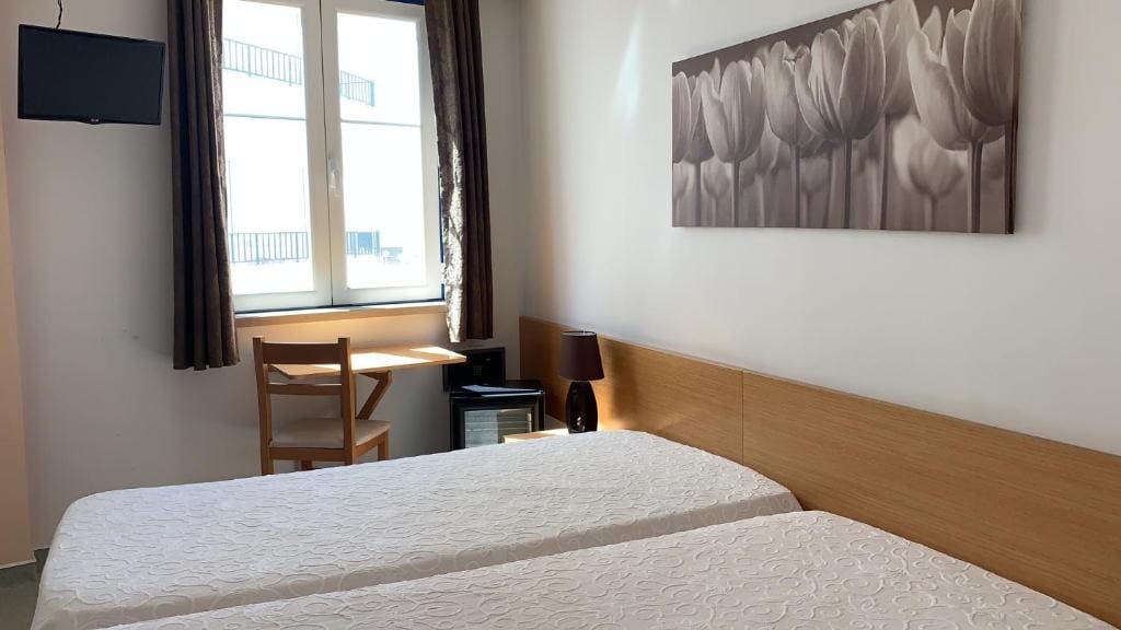 Standard Triple Room with Sea View room - Image 3