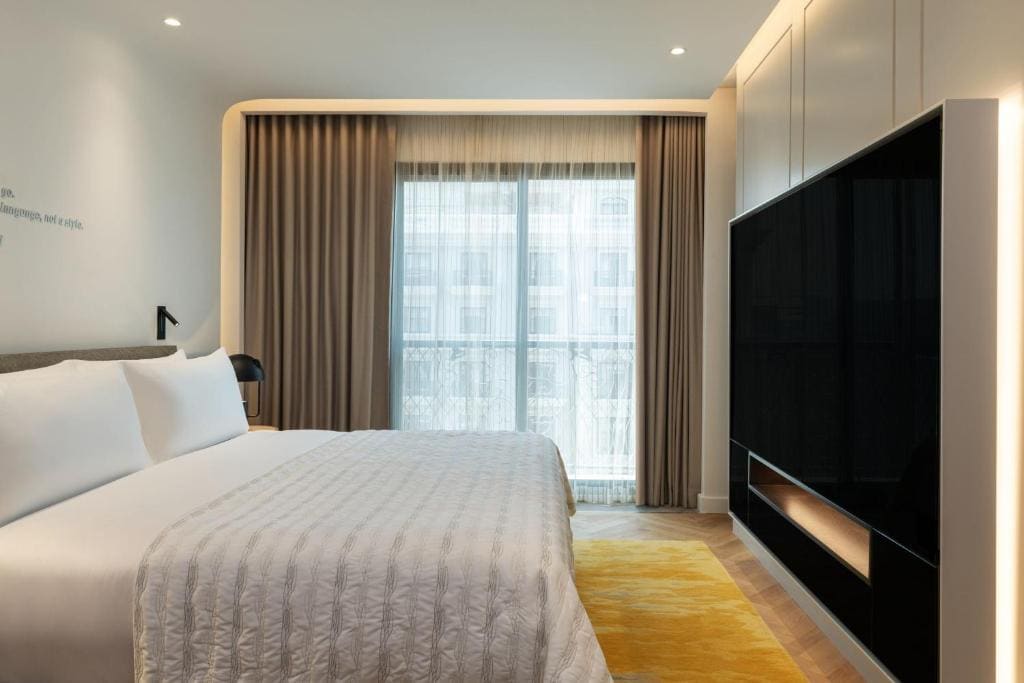 Deluxe One-Bedroom Apartment with Balcony room - Image 2