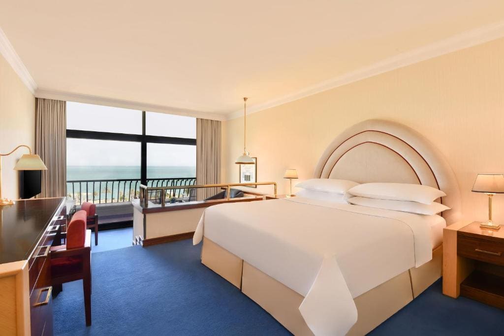 Club King Sea View Room, Club Access room - Image 1