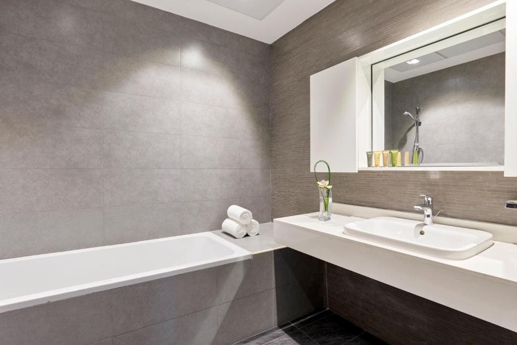 One-Bedroom King Suite with Sea View - Pet Friendly room - Image 2