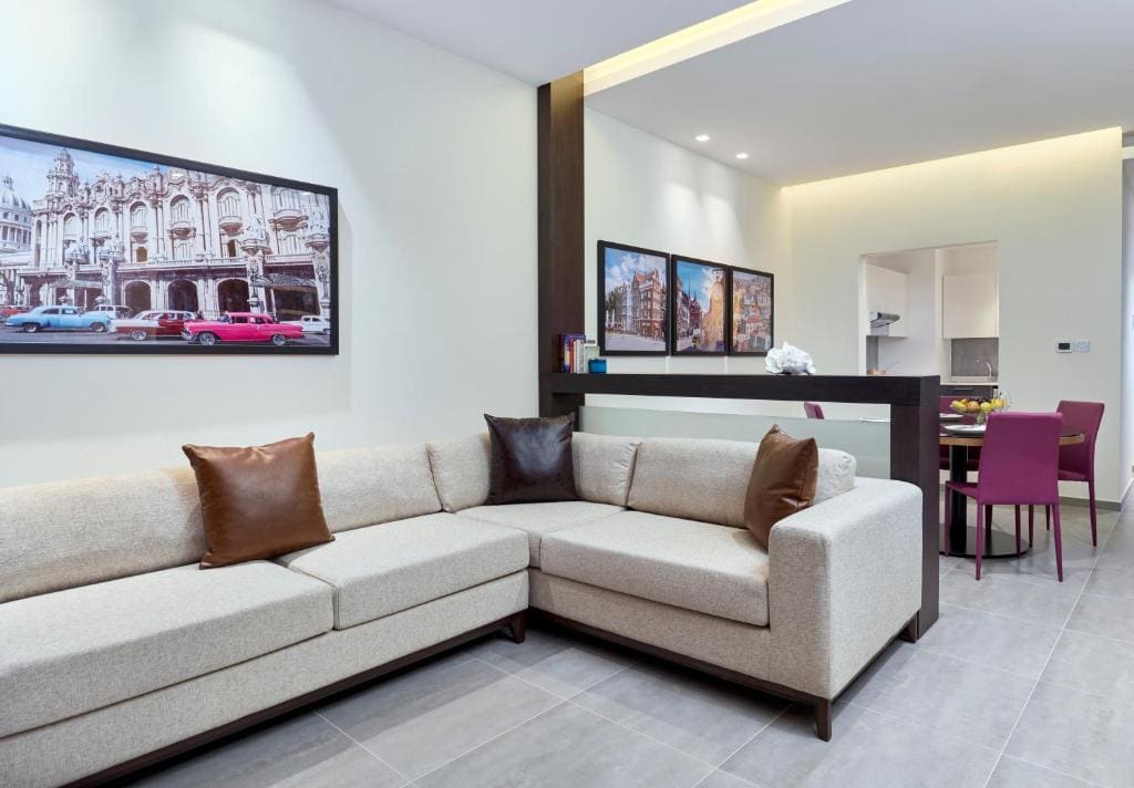 One-Bedroom King Suite with City View - High Floor room - Image 3