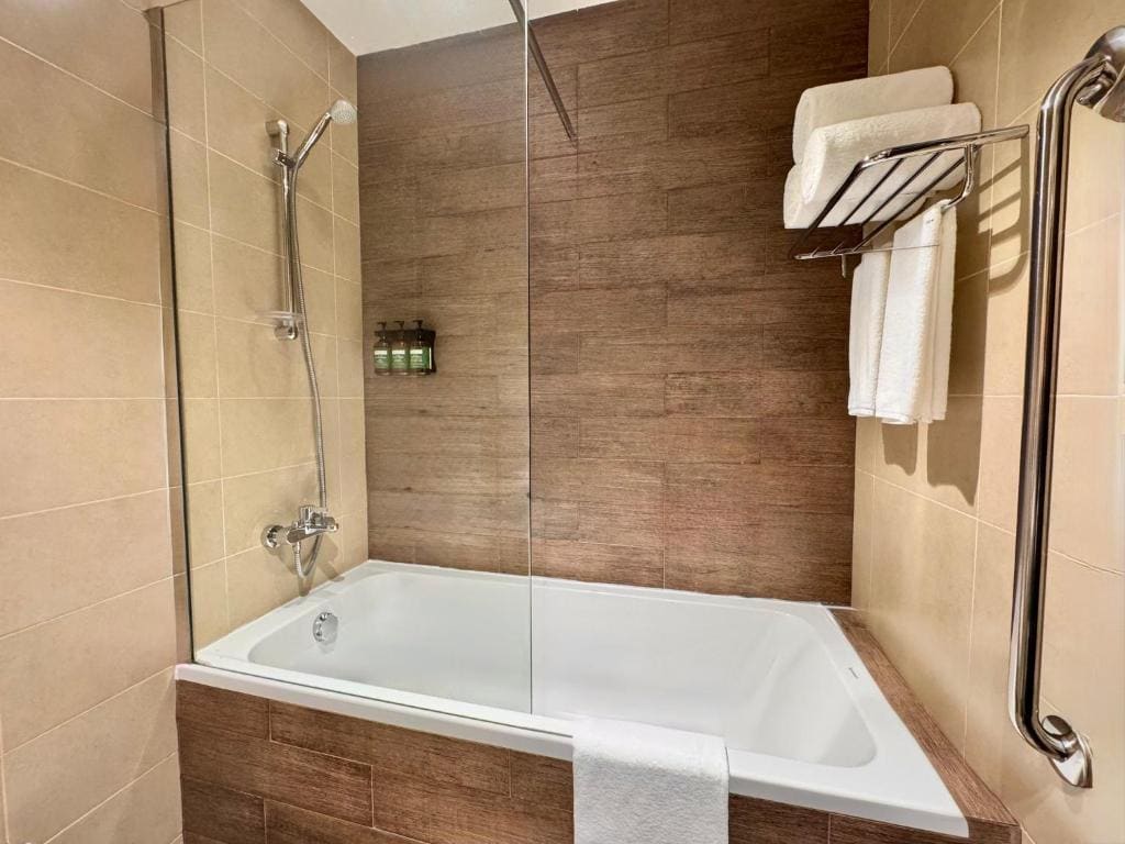 One-Bedroom King Suite with Sea View - Pet Friendly room - Image 3