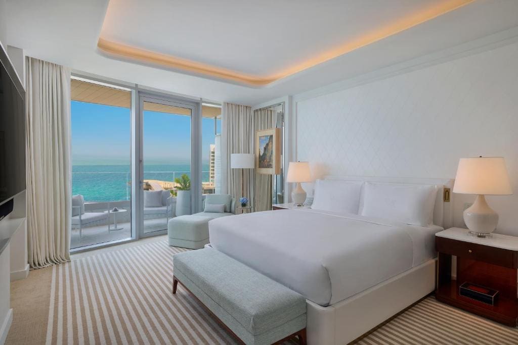 One-Bedroom Corner Suite room - Image 1