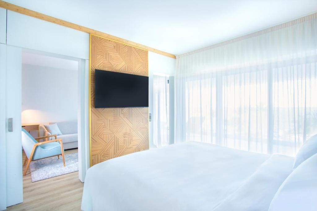 Premium Room with Ocean View - High Floor room - Image 2