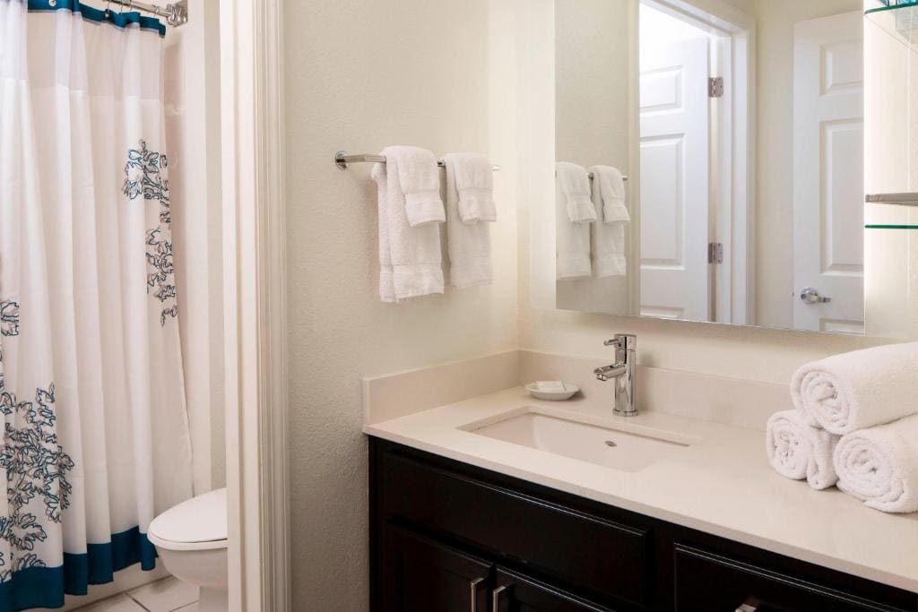 One-Bedroom Family Suite with Sofa Bed - Hearing Accessible room - Image 2