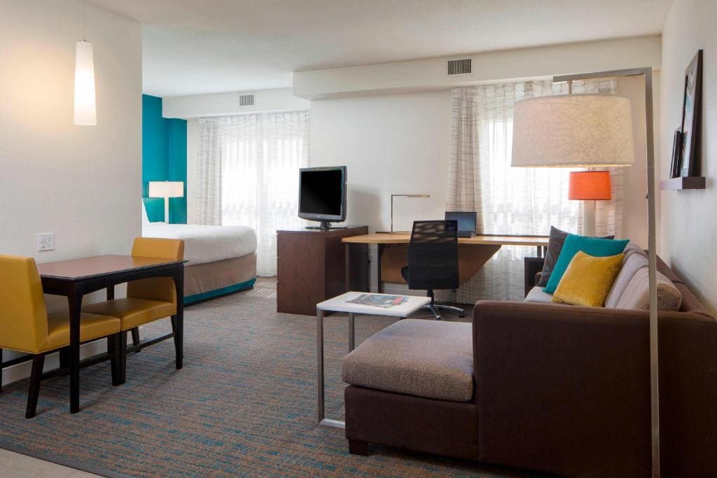 Junior Queen Suite with Sofa Bed room - Image 2