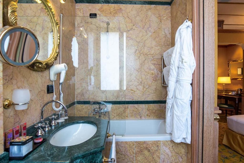 Deluxe Double or Twin Room room - Image 3