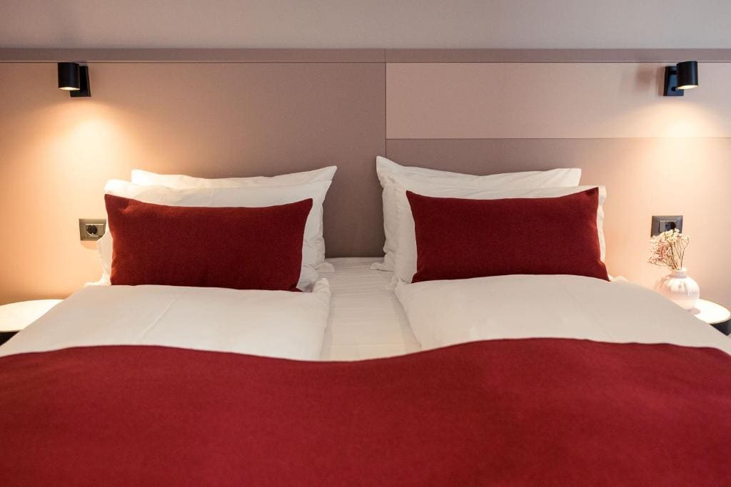 Classic One-Bedroom Apartment room - Image 2