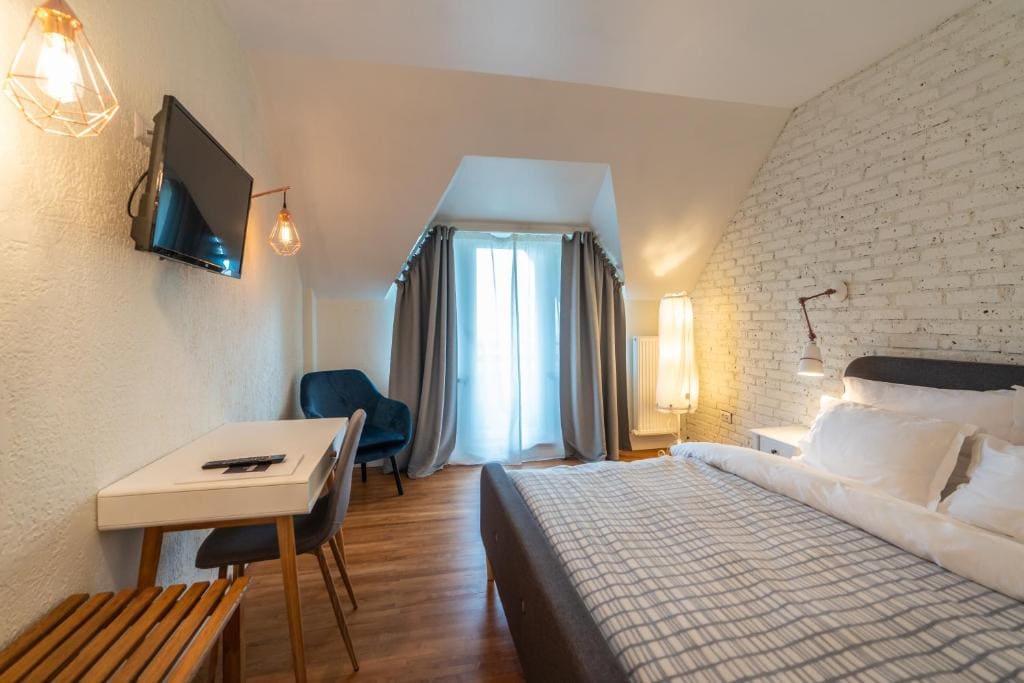 Deluxe Double Room with Balcony room - Image 2