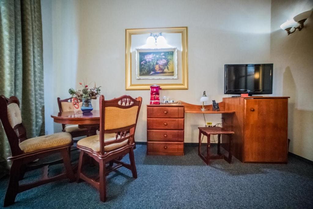 Deluxe Suite with Spa Bath room - Image 2