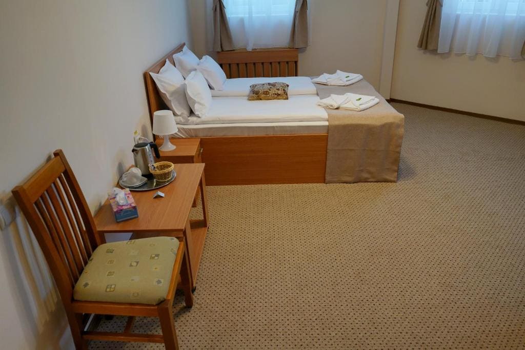 Deluxe One-Bedroom Apartment with City View room - Image 1
