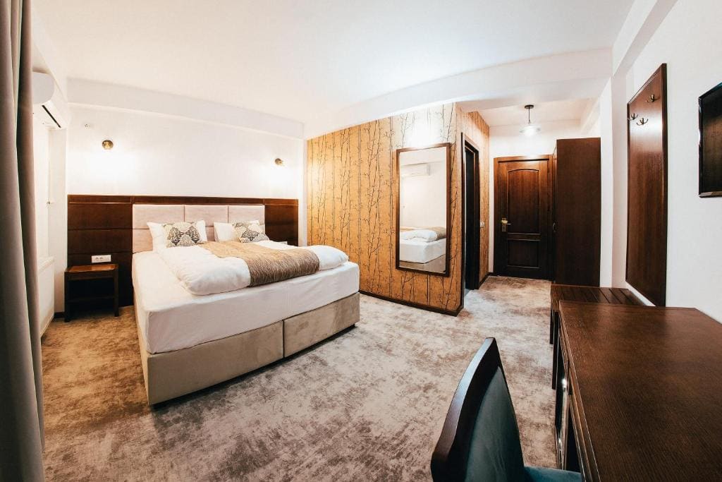 Double Room with Balcony room - Image 3