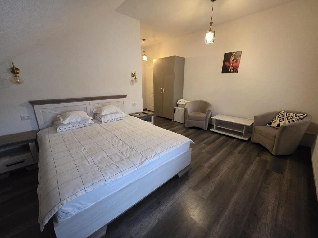 Deluxe Double or Twin Room with Lake View room - Image 2