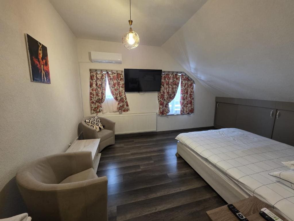 Deluxe Double or Twin Room with Lake View room - Image 3