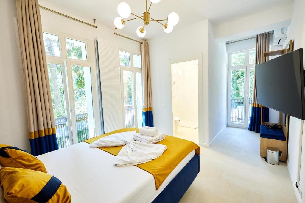 Deluxe Double Room with Balcony room - Image 3