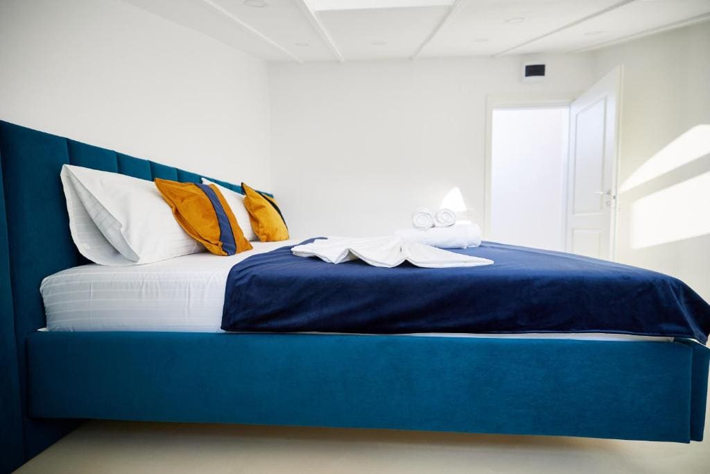 Deluxe King Suite room - Image 3