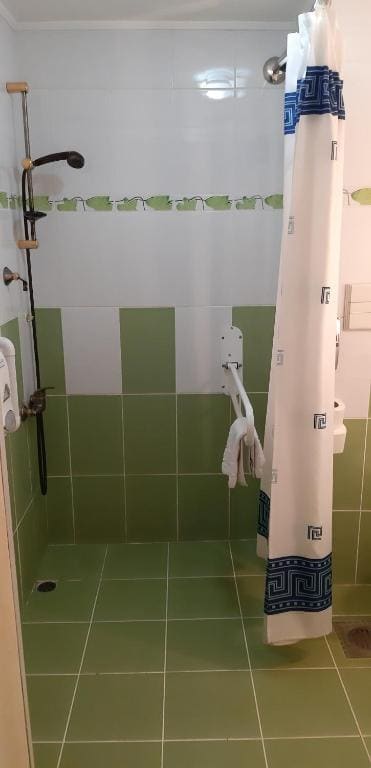 King Room with Roll-In Shower - Disability Access room - Image 1