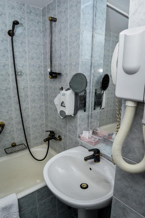 Standard Double or Twin Room room - Image 3