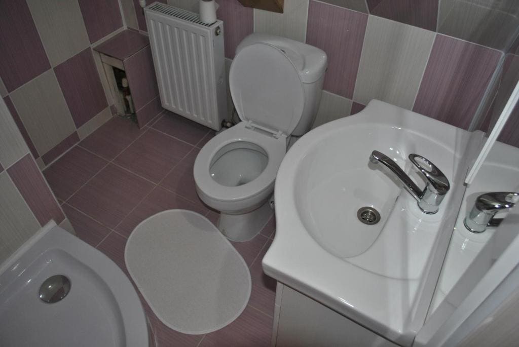 Single Room with Private Bathroom room - Image 1