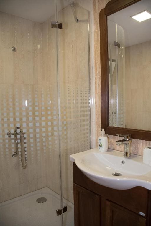 Standard Twin Room room - Image 3