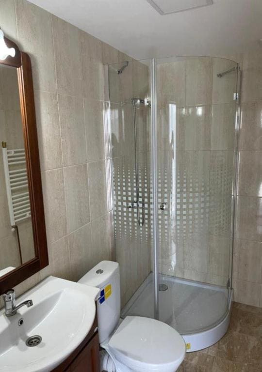 Eight-Bedroom House room - Image 2