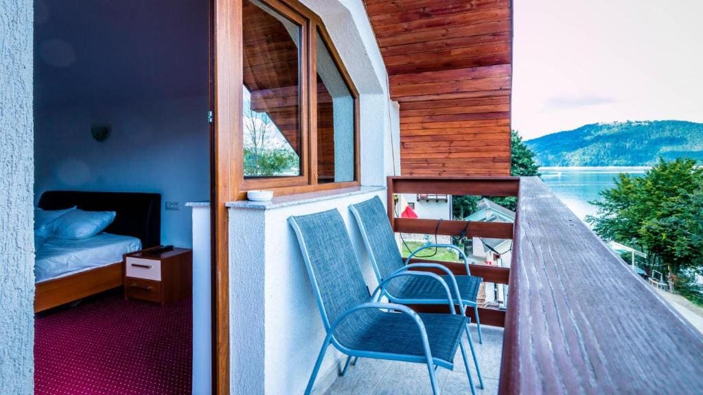 Double Room with Lake View room - Image 3