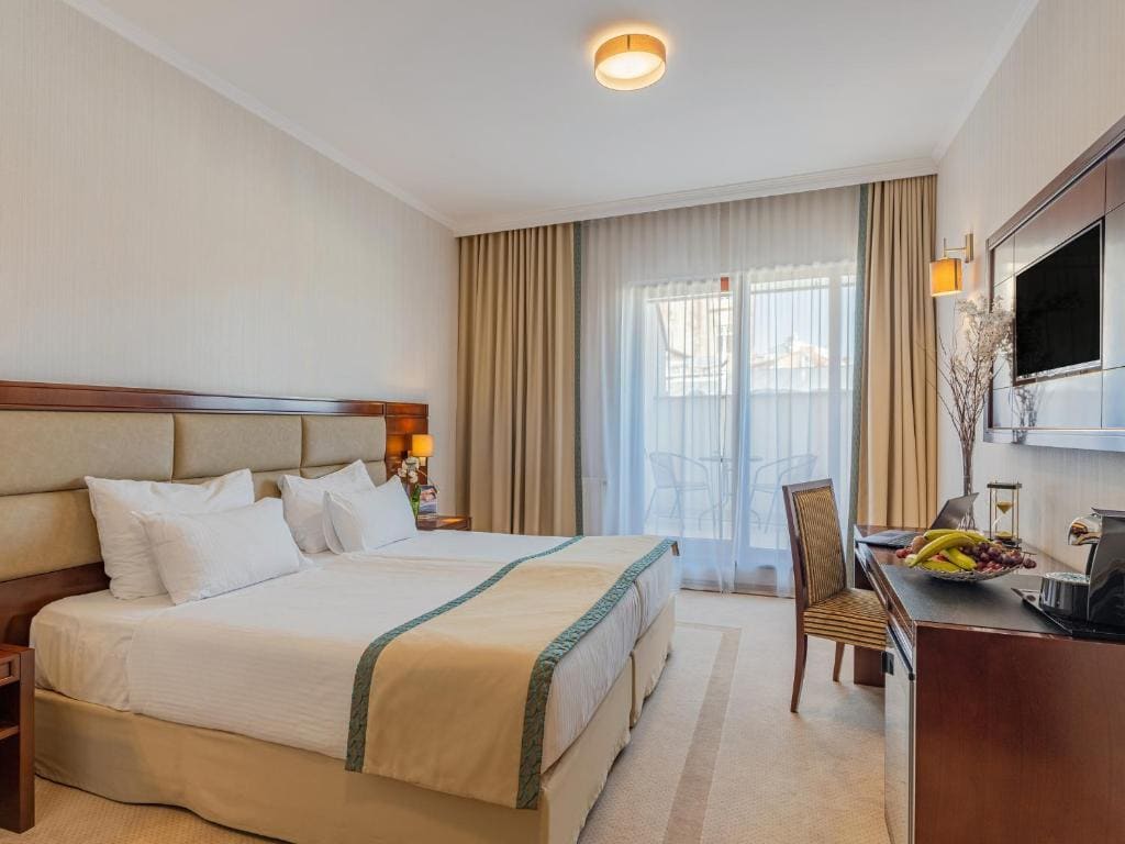Deluxe Room with Balcony room - Image 2