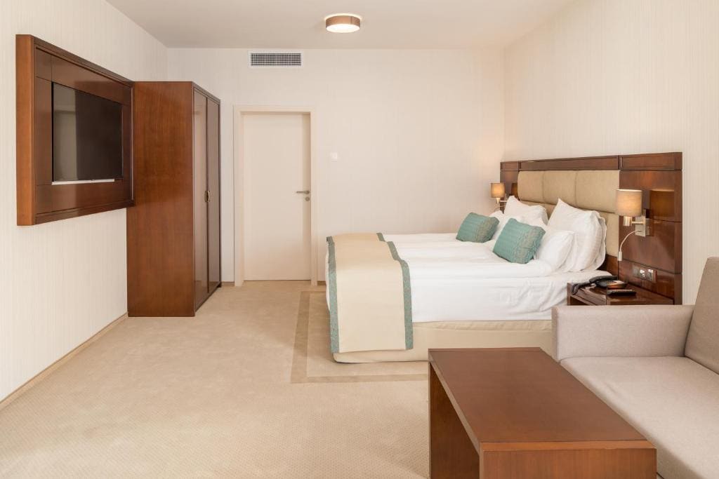 Grand Deluxe Room room - Image 2