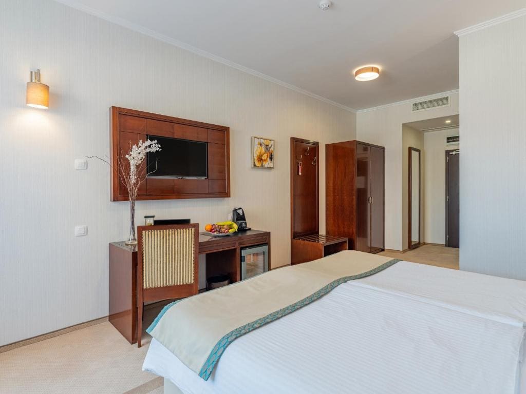 Deluxe Room with Balcony room - Image 3