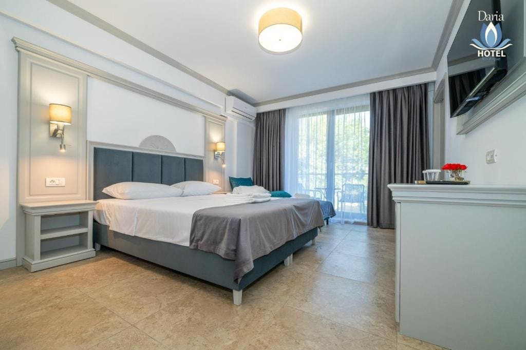 Superior Triple Room with Balcony room - Image 3