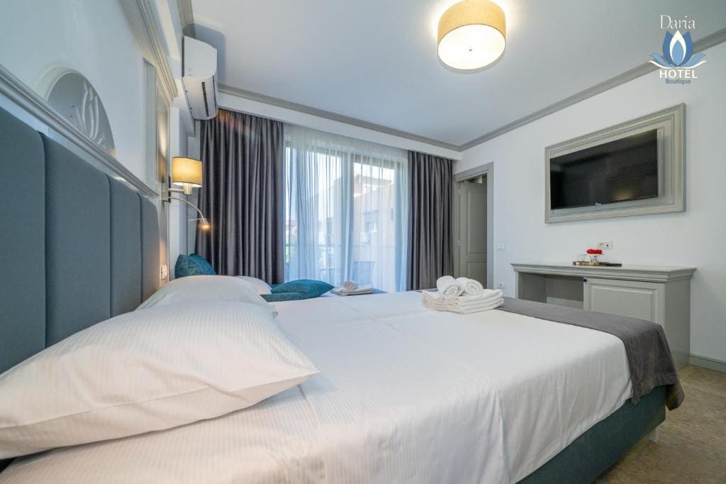 Superior Triple Room with Balcony room - Image 2