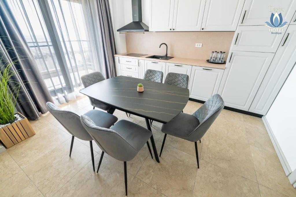 Three-Bedroom Apartment with Sea View room - Image 2