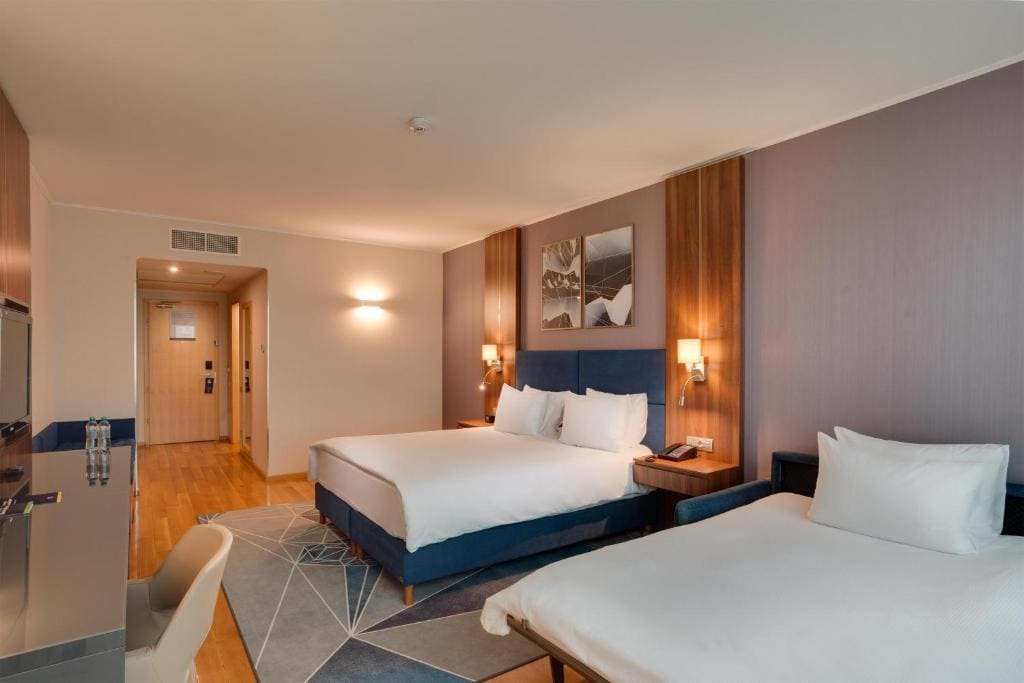 Deluxe Family Room room - Image 1