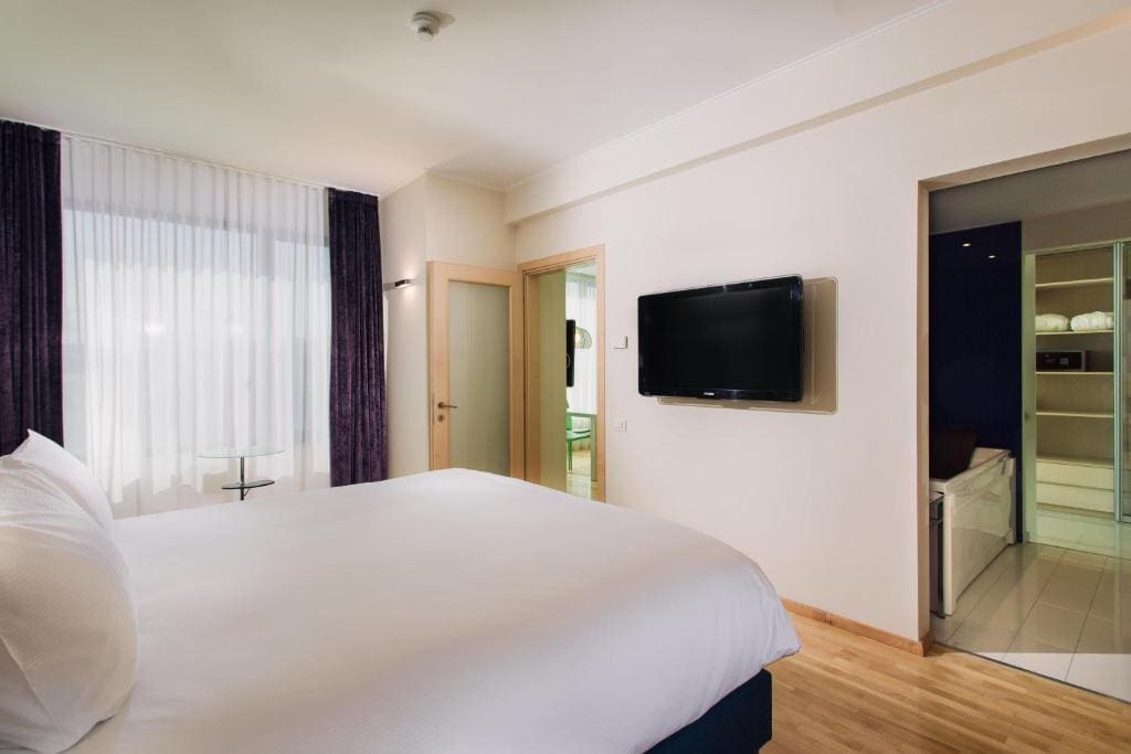 Deluxe One-Bedroom King Suite room - Image 2