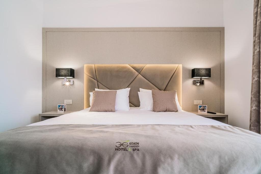 Superior Double or Twin Room with Mountain View room - Image 3