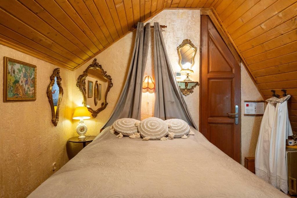 Deluxe Double Room with Bath - attic room - Image 1