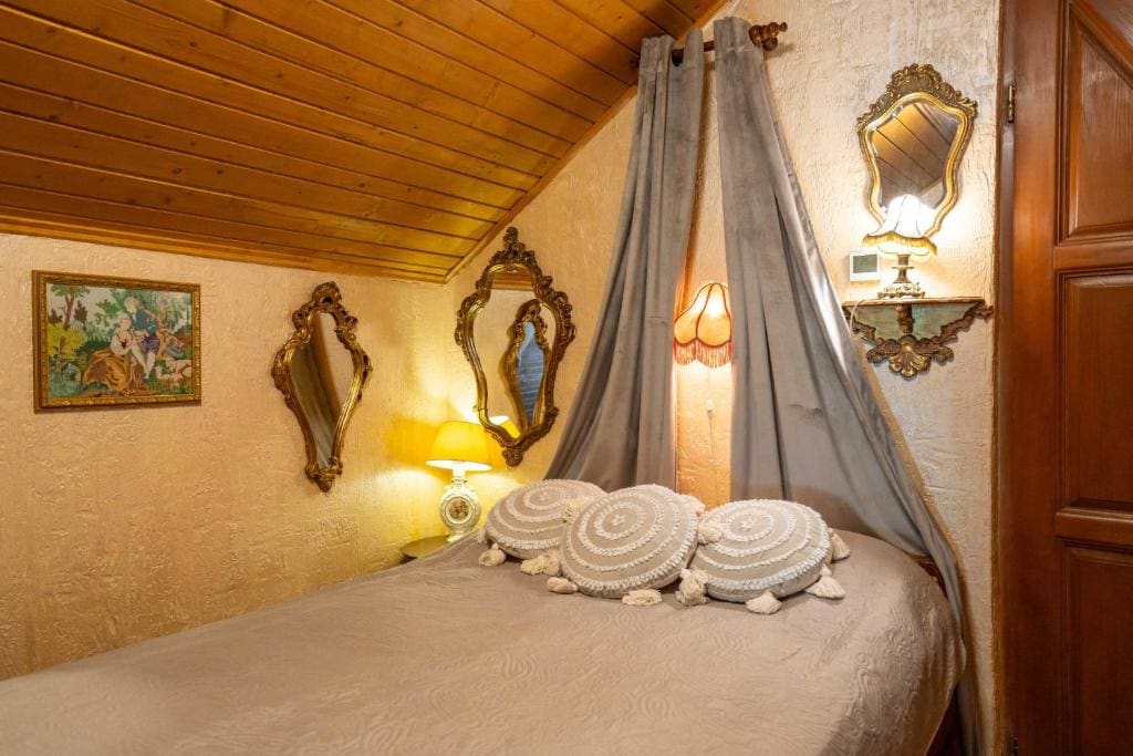 Deluxe Double Room with Bath - attic room - Image 2