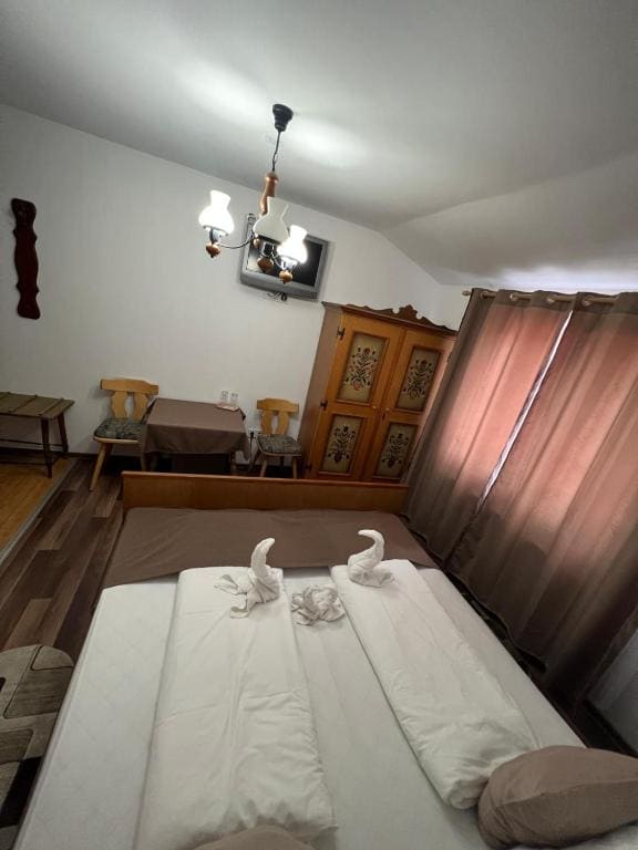 Six-Bedroom House room - Image 1