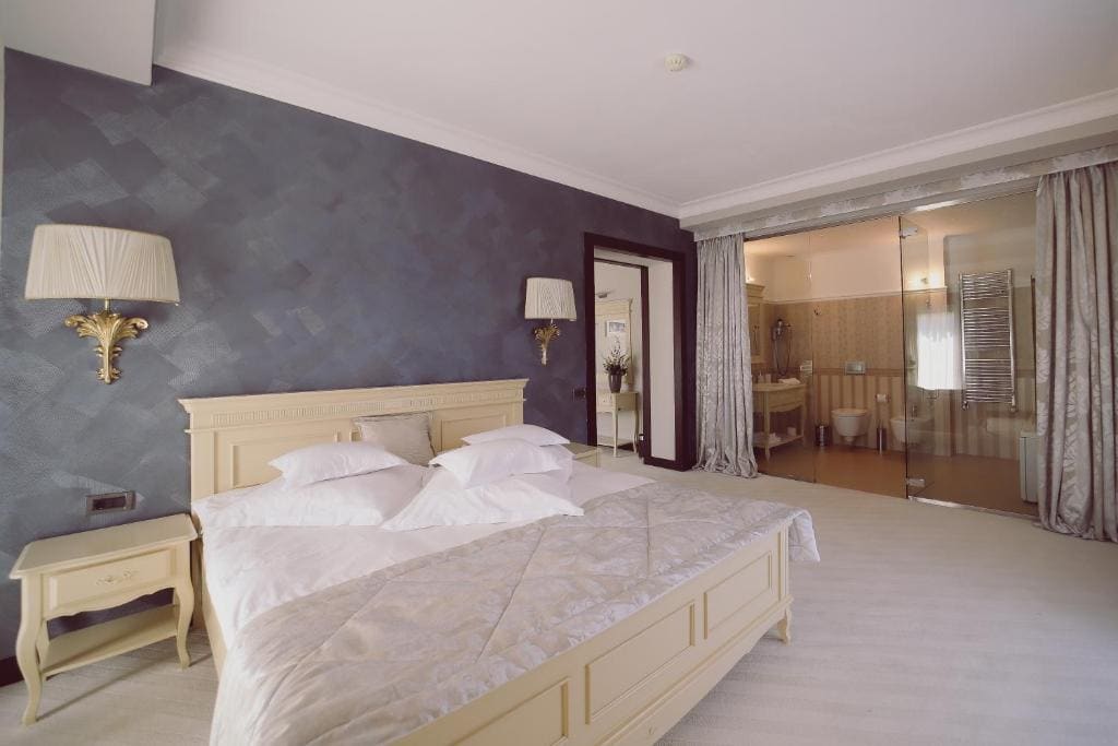 Suite room - Image 1