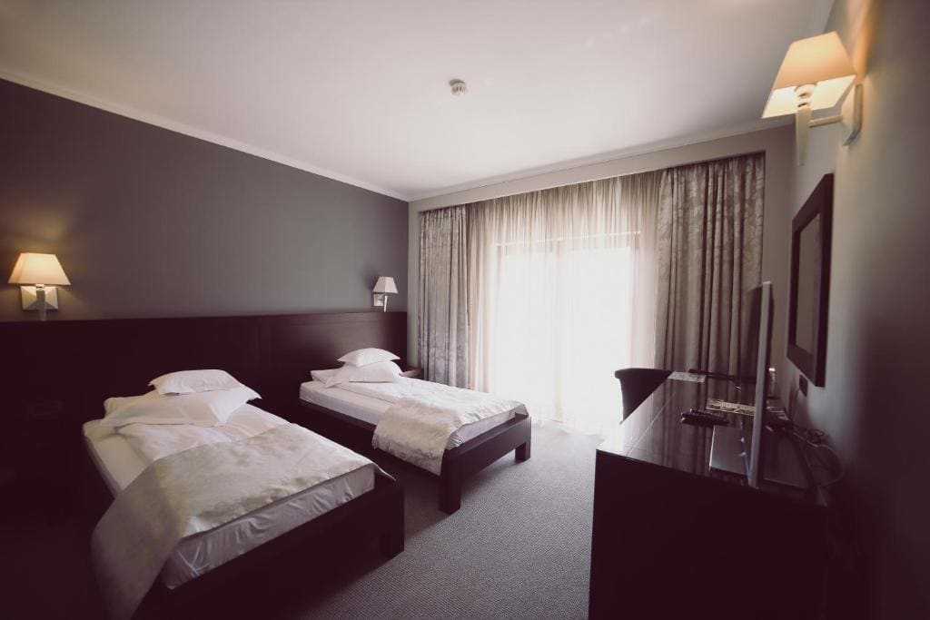 Double Room with Lake View room - Image 3